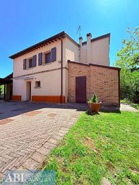 Rustico / Casale di 450 m² con più di 5 locali e b