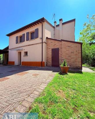 Rustico / Casale di 450 m² con più di 5 locali e b