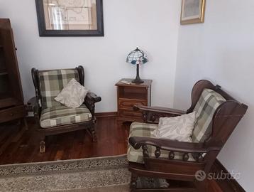 Coppia poltrone in legno stile classico