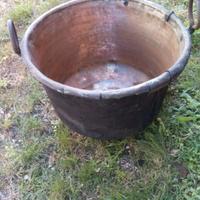 focone +paiolo in rame bucato + 1 paiolo in rame