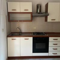 Cucina completa di tavolo da pranzo