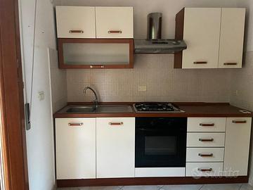 Cucina completa di tavolo da pranzo