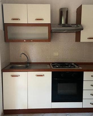 Cucina completa di tavolo da pranzo