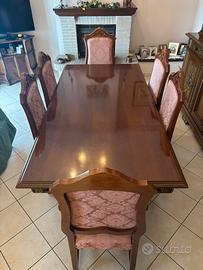 Vetrina, tavolo e sedie antiche