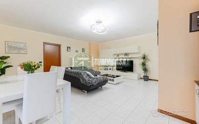 AMPIO TRE LOCALI CON BOX E CANTINA