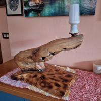 Lampada da tavolo in legno fatta a mano