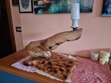 Lampada da tavolo in legno fatta a mano