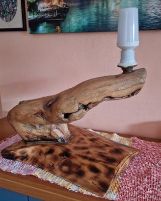 Lampada da tavolo in legno fatta a mano
