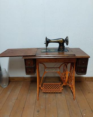 Macchina da cucire Singer originale a pedale – 900