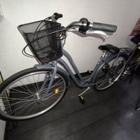 Bicicletta da passeggio con cesto