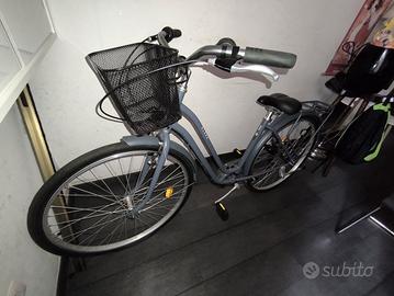 Bicicletta da passeggio con cesto