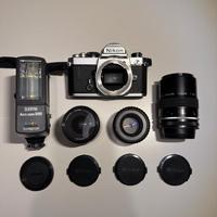 NIKON FM SILVER + CORREDO 3 OTTICHE NIKKOR + FLASH
