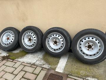 Cerchi e gomme chiodate antineve