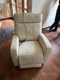 POLTRONA  ELETTRICA IN PELLE Poltrone e Sofà