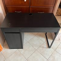 Scrivania nera ikea