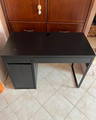Scrivania nera ikea