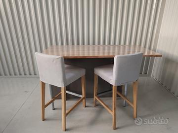 Isola cucina in legno con sgabelli