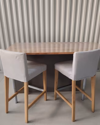 Isola cucina in legno con sgabelli