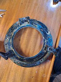 antico oblò in bronzo