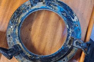 antico oblò in bronzo