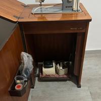 Macchina da cucire antica Necchi