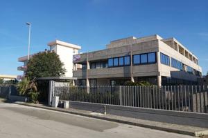 Capannone a Noci, via Le Lamie 9, 6 locali