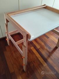 Scrivania Flisat Ikea per bambini 