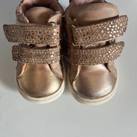 Scarpe neonata