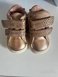 Scarpe neonata