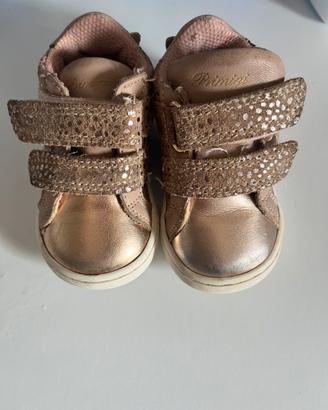 Scarpe neonata