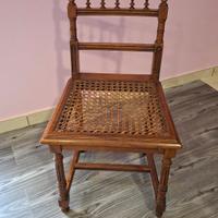 Sedia antica elegante in legno 