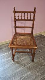 Sedia antica elegante in legno 