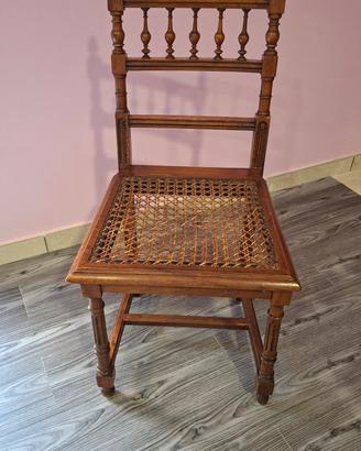 Sedia antica elegante in legno 