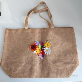 Borsa mare in tela con decorazioni floreali