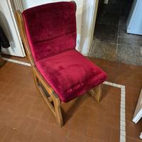 Sedie e panca in legno con sedute velluto rosso