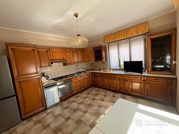 Cucina classica in noce con elettrodomestici 