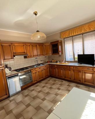 Cucina classica in noce con elettrodomestici 