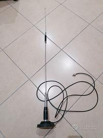 Antenna veicolare con base magnetica