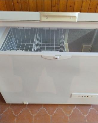 congelatore orizzontale a pozzetto Indesit