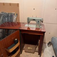 Macchina da cucire con pedale