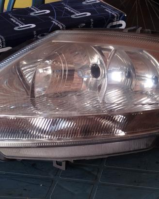 Faro SX Citroen C3. 2002-2009