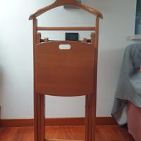 Indossatore con sedia svuotatasche