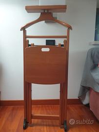 Indossatore con sedia svuotatasche