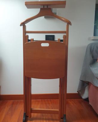 Indossatore con sedia svuotatasche