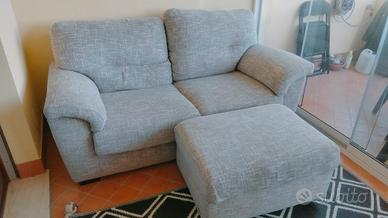 Divano con pouf (Poltrone e Sofà).