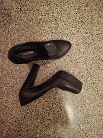 Décolleté nere con plateau e tacco alto. N. 38. 