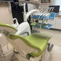 Riunito dentista come nuovo