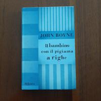 Il bambino con il pigiama a righe