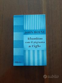 Il bambino con il pigiama a righe