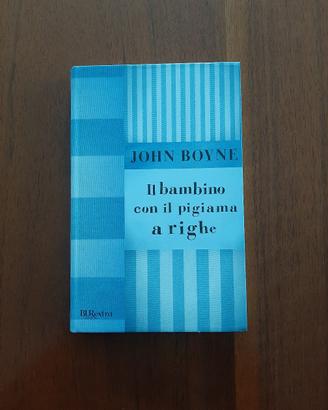 Il bambino con il pigiama a righe